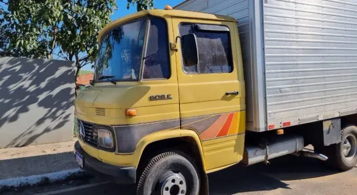 Caminhão Mercedes 608-E