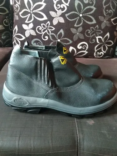 VENDE SE COMBO DE 10 BOTAS  DE SEGURANÇA.25 reais  valor da unidade  numeração grande .