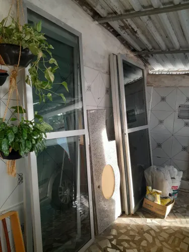 Vende se esquadrias de alumínio com vidro fumaça e transparente. 