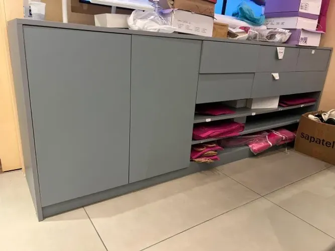 Móveis e equipamentos para loja