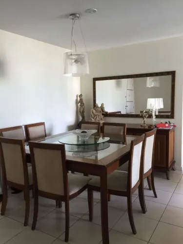 Mesa de jantar quadrada com tampa de vidro