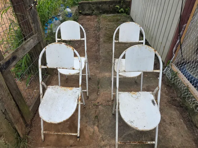 Cadeiras de ferro.