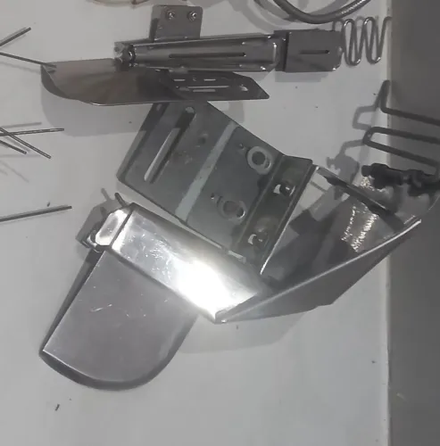 Aparelho de cós 9,5. E aparelho para viés 2 dobras 25mm para máquina galoneira.