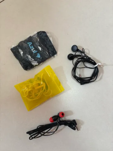 Kit com 4 fones de ouvido novos sem uso