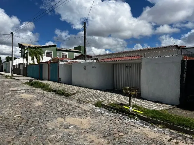 CASA PARA ALUGAR 4 DORMITÓRIOS PONTA NEGRA.