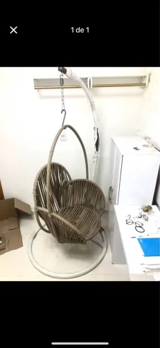 Vendo cadeira de balanço com suporte novo.