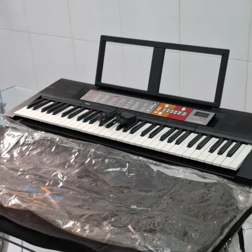 Teclado Yamaha PSR-F50 completo com suporte + bag e fonte