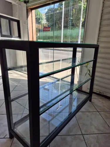 BALCÃO DE ESQUADRIA DE ALUMÍNIO PRETO E VIDRO