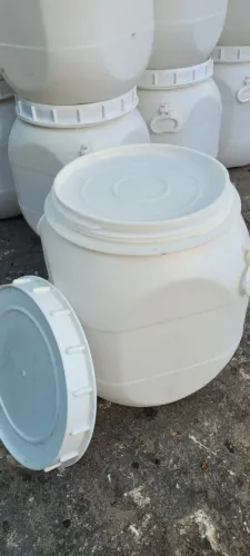 Galão 50 litros com tampa rosqueável.