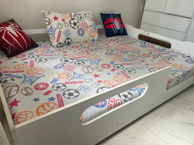 Cama infantil montessoriana e guarda roupa infantil