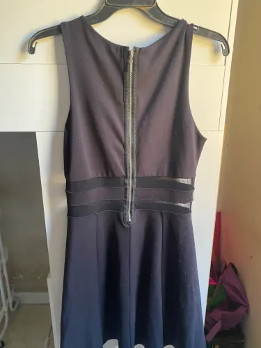 vestido preto com amostra na barriga