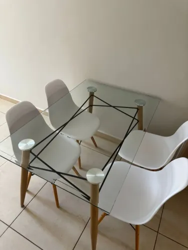 Mesa de vidro com 4 cadeiras
