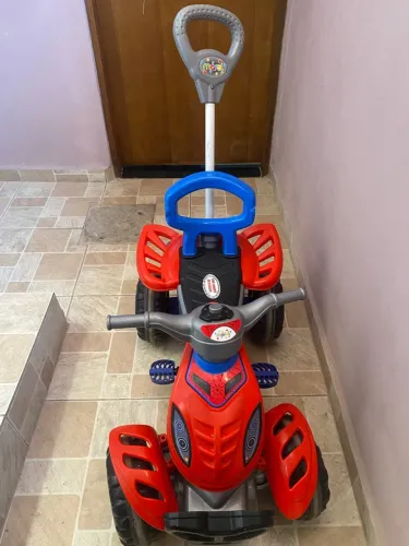 Quadriciclo infantil semi novo