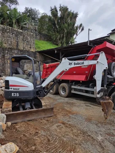 MINIESCAVADEIRA BOB CAT E35