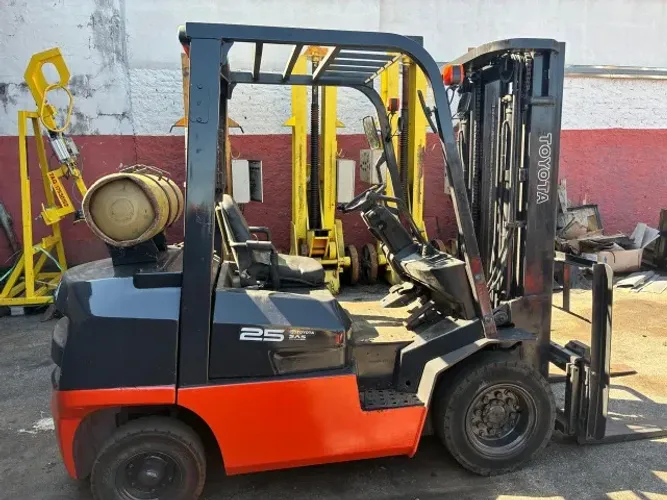 EMPILHADEIRA TOYOTA 2,5 TON