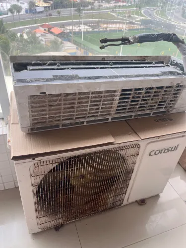 AR CONDICIONADO E MOTOR (estão estragados) 