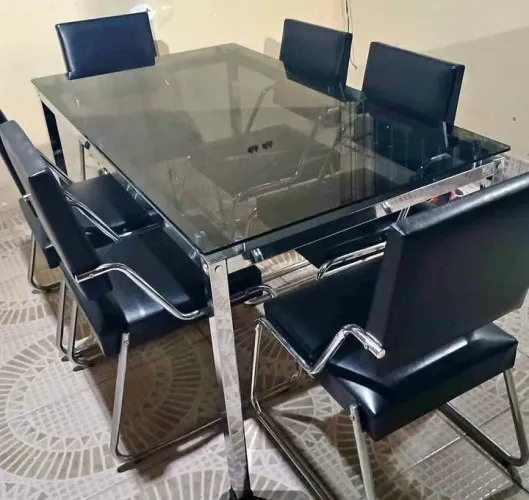 Mesa com seis cadeiras 