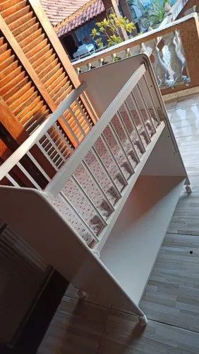 Berço infantil branco de madeira com colchão