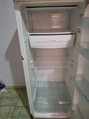 Vendo geladeira eltrolux, 250 reais