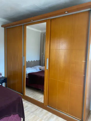 Vende guarda roupa casal em madeira maciça