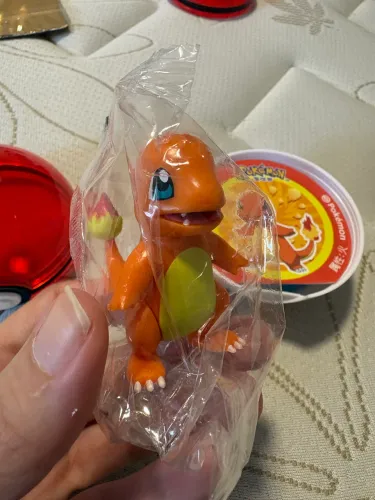 Pokebola com miniatura figure - Charmander Importado Pokémon 