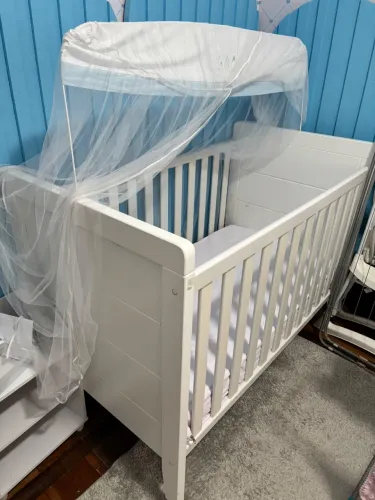 Berço Mini Cama Grand Vitória Branco + colchão com capa impermeável e mosqueteiro.