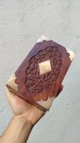Caixa indiana de madeira, sândalo vermelho e aplique em latão, 16,5 x 10,5 x 5,5cm