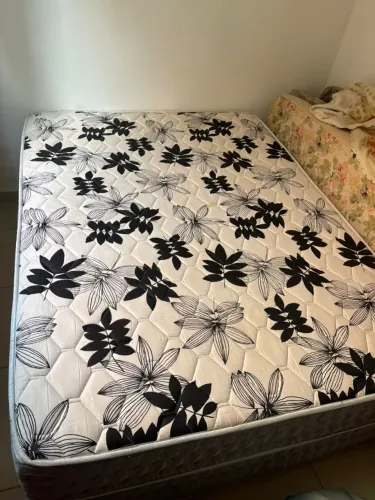 Cama Queen- Em ótimo estado