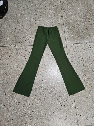 Calça flare verde musgo tamanho 14/16