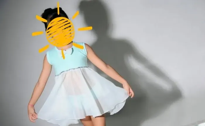 Vestido e shortinho de plush e voal verde água. Acabamento com lacinho. Tamanho 5/6 anos.
