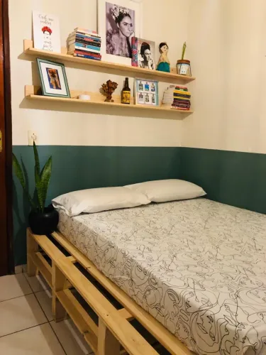 Cama e arara de Palet Vintage