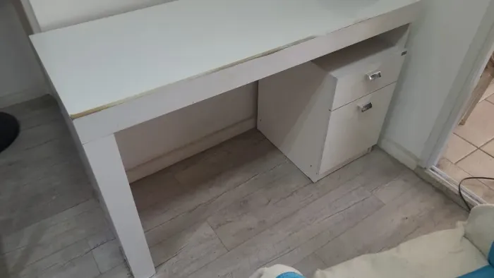 Mesa tipo escrivaninha em design moderno branca