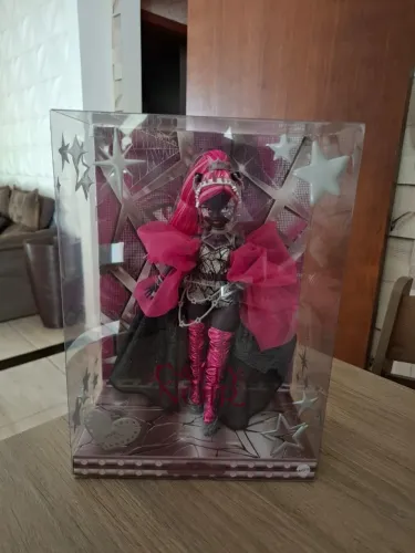 Monster high - Catty Noir fang vote com pôster - lacrada