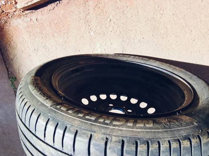 Vendo pneus aro 15 em estado de novo 