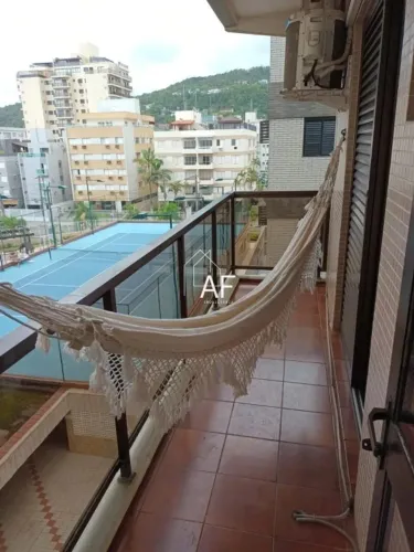 Apto Amplo e bem ventilado no Guarujá, Localizado a duas quadras da praia, próximo ao Hote