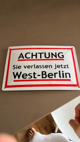 Placa Achtung Comprada em Berlim