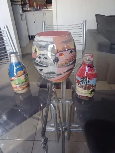 Vaso de vidro trabalhando areia do deserto e 2 garrafas