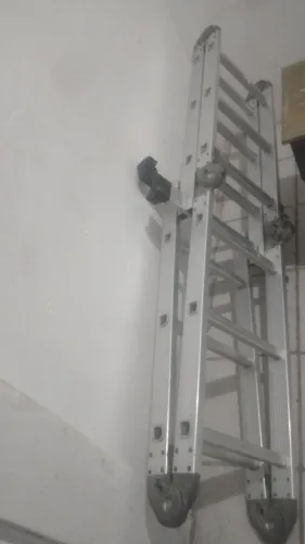 Vende se uma escada de alumínio 4 metros