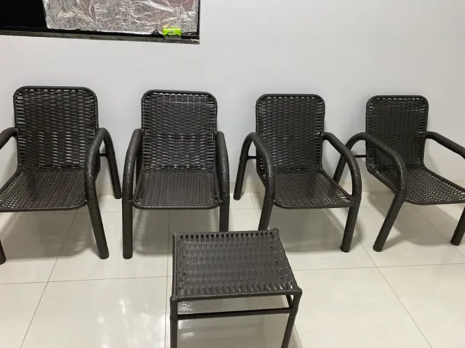 Conjunto de 4 Cadeiras + Mesinha em Fibra Sintética