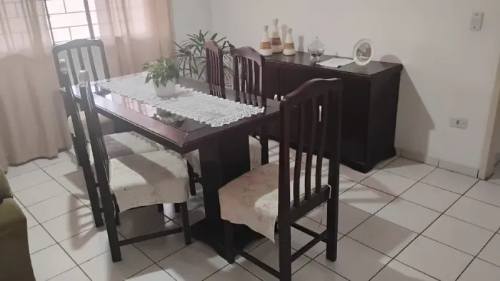 Vendo Jogo para sala de jantar - Mesa, 6 cadeiras e buffet