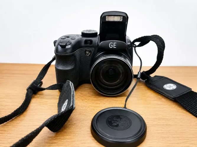 Câmera digital semi profissional GE X550 com bolsa e cartão SD