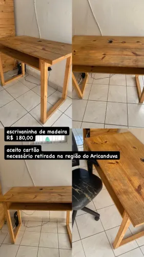 Escrivaninha de madeira