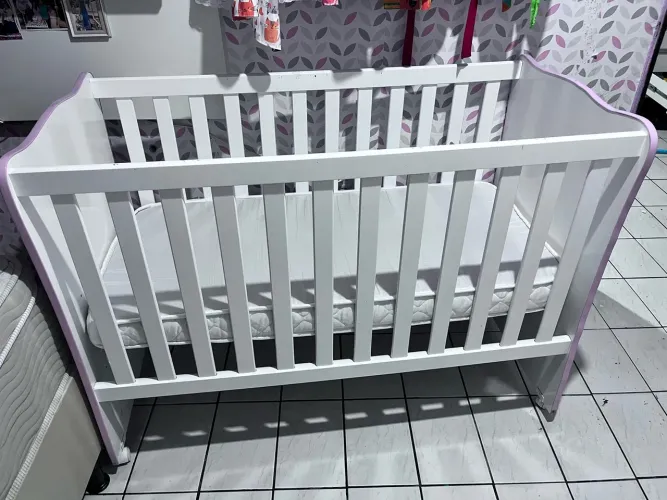 Vende berço com borda rosa
