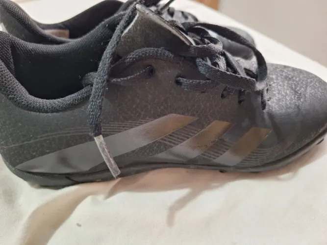 Chuteira Adidas society número 33 preta