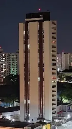 Centro - Apto: 4D (Suíte); 4 Banheiros; Cozinha planejada; Armários; Sacada; 2 Vagas.