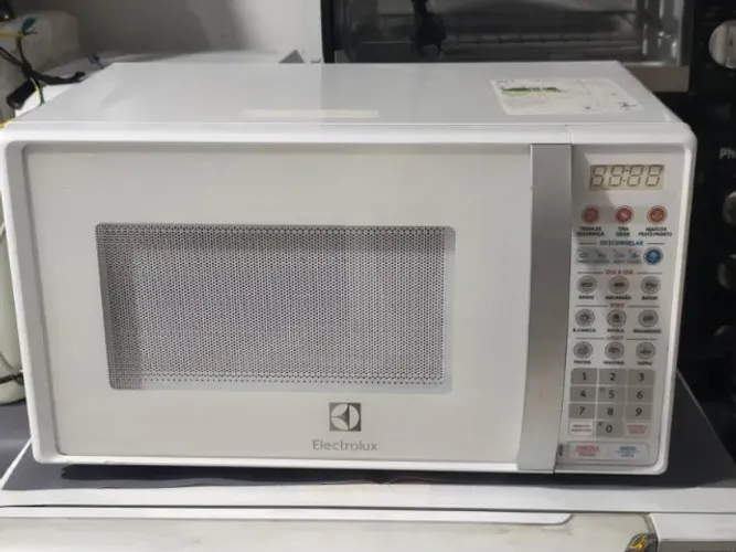 Microondas Electrolux 20 litros com garantia de três meses novissimo