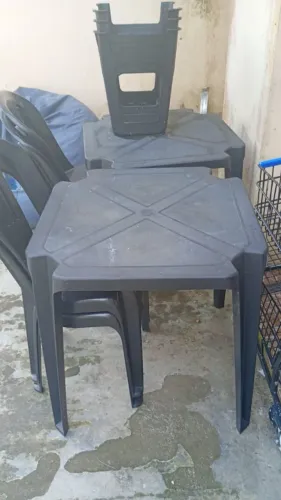 2 mesas 4 cadeiras de plastico