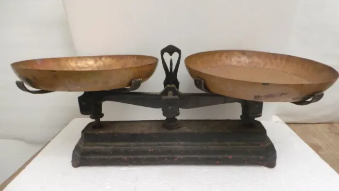 BALANÇA ANTIGA DE FERRO COM PRATOS DE COBRE ANOS 60