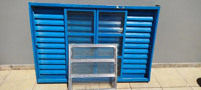 Vendo uma Janela de aço e um vitro de alumínio