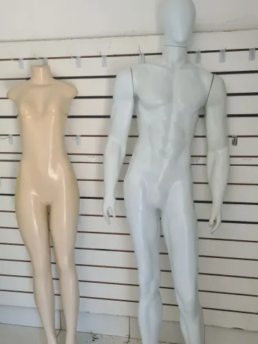 Manequim tenho 6 unidades meio busco, 2 corpo inteiro .1 masculino e1 feminino